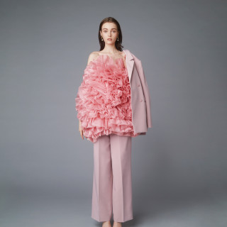幸せな“感情”が永遠に続くことを願い、花嫁のみなさまの美しさを引き⽴てる運命の1着を、愛を込めてお届けします。