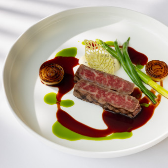 旬の食材を贅沢に取り入れたメニューと、美しいプレゼンテーション