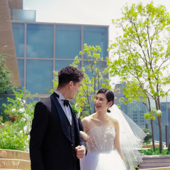 空・風・光を感じながら誓うセレモニーは都心とは思えない心地よさと非日常感に包まれます。