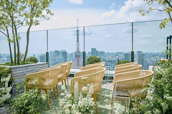 東京タワーを望む開放的な空間での挙式。ゲストもその景色の一部となり、心に残る瞬間を共有