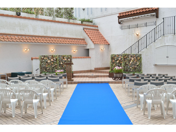 ホテル内のガーデンでの人前式