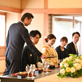 少人数でもおもてなしはしっかりと。洗練されたホテルの技で温かいものは温かいままにサーブ