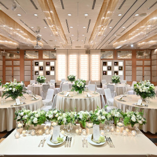 重厚感あるメインダイニング。出来立ての料理と、至高のおもてなしがゲストを魅了する。