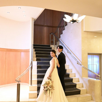 ロビーの階段は、先輩花嫁からも人気のフォトスポット