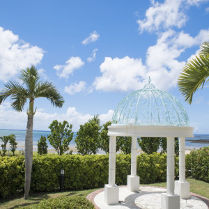 青い空と緑に囲まれたガゼボは、南国リゾートならではの特別なロケーション。
透き通るガラスのドームから差し込む光と、海風に揺れるヤシの木が、非日常のひとときを演出します。|ザ・ヨミタンリゾート アクアグレイスの写真(53572295)