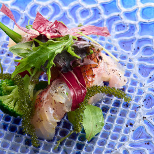 旬の県産魚の炙りカルパッチョのサラダ仕立て 海ぶとう添え|ザ・ヨミタンリゾート アクアグレイス・チャペルの写真(51252231)