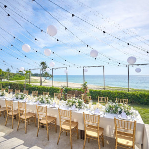 海辺のガーデンで叶える屋外パーティ。南国の風と波音に包まれた非日常のウェディング空間。|ザ・ヨミタンリゾート アクアグレイスの写真(52394633)