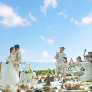 海が見えるチャペルとガーデンで叶う屋外パーティ。ゲストと一緒に過ごす感動のケーキカットシーン|ザ・ヨミタンリゾート アクアグレイスの写真(51820485)