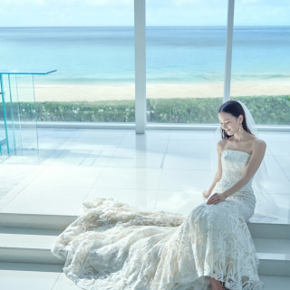 繊細なレースが美しく映えるスレンダーラインが魅力。ボディラインを上品に引き立て、洗練された花嫁姿を叶える一着です。