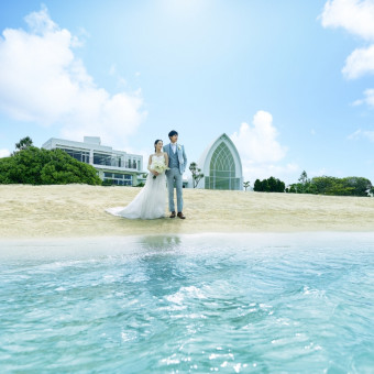 ふたりの新たな人生のスタートを象徴するこの風景は、沖縄だからこそ叶う贅沢なロケーション