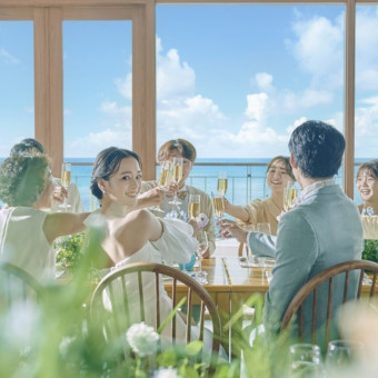 挙式の緊張もほぐれて、ゲストの皆様と乾杯♪