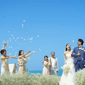 挙式後に降り注ぐゲストからの祝福の花びら。