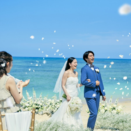 波の音と共に、笑顔と幸せが広がっていく瞬間。澄みわたる青空と輝く海に包まれて、祝福の拍手と笑顔があふれるひととき。
大切な人たちと共に過ごす瞬間が心に刻まれていきます。