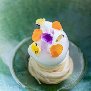 各テーブルに専属コンシェルジュがアテンド〈料理と飲物のコラボレーションで新たな発見をする食体験〉