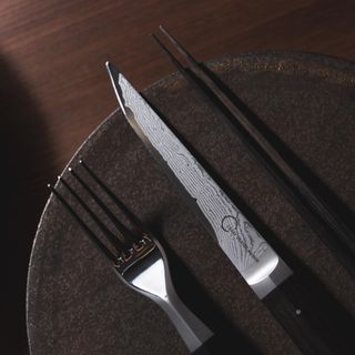 空間に馴染む、日本の手仕事。器のひとつひとつにまで、おもてなしのこだわりが宿ります。