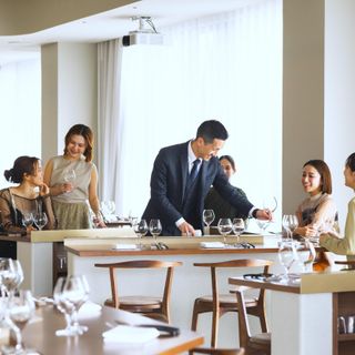会話を止めない、心地よいサービス。ゲストの満足度を支える、テーブル専任のコンシェルジュ。