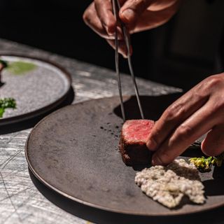 出来立ての香りに包まれて。最高の一皿が生まれる瞬間を五感で楽しむ、ライブ感溢れる空間。