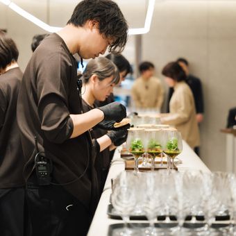 美食という最高のおもてなし。一皿ごとの驚きとペアリングが、おふたりの感謝を代弁します。