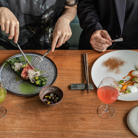 料理とドリンクの新たなマリアージュを追求し、四季折々の食材を活かしたフルコース。既製品は一切使わず、すべての料理を一から手仕込みしています。