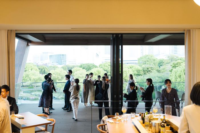 心地よい風を感じるテラス。景色を眺めながら交わす会話が、何よりの贅沢な時間になります。
