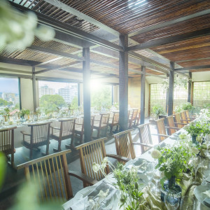 天窓からも光が入り、明るく開放的な雰囲気の披露宴会場|IMURI (イムリ)の写真(51695334)