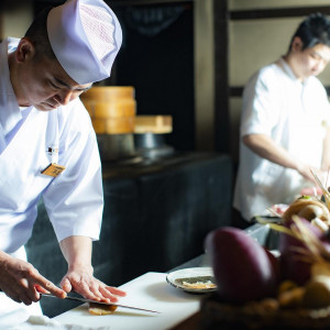 食材の香りや音を楽しめるオープンキッチン。ゲストの五感を刺激し、お料理に期待が高まります。|IMURI (イムリ)の写真(55985817)