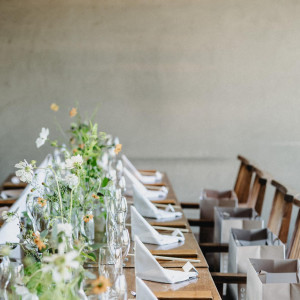 ナチュラルで可愛らしい小花を使ったコーデ|IMURI (イムリ)の写真(55984600)