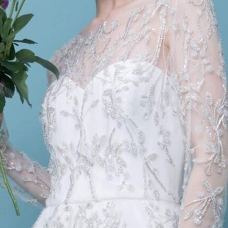 レースや刺繍をあしらった長袖のウェディングドレスも人気です