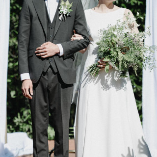 おふたりの門出を見守る緑と調和したコーデ