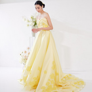 カラードレスも点数多く取り揃えております