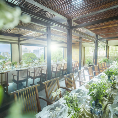 天窓からも光が入り、明るく開放的な雰囲気の披露宴会場