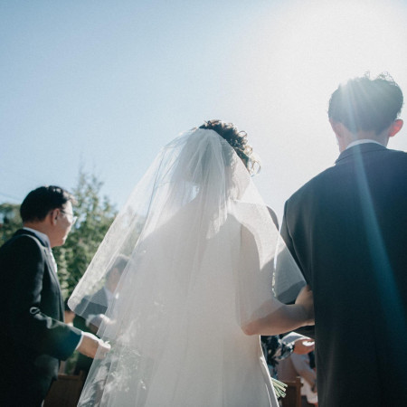 柔らかな太陽の光が、二人の人生の門出を祝福