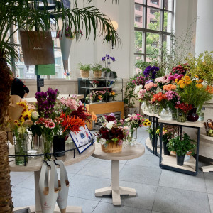入口から華やかなお花たちが迎えてくれます|CRAFT.WEDDING YOKOHAMAの写真(54691022)