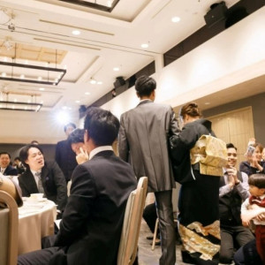 天井高5mの会場の中、オシャレな照明やシンプルなテイストの壁紙でより上質さと温かさと両方を味わって頂けます|オリエンタルホテル福岡博多ステーションの写真(52409324)