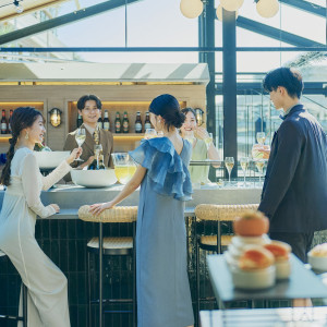 キラキラとした水面をバックに会話とお酒が進む|UNWEDDING　中之島の写真(55482799)