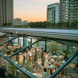 ライトアップされた水上テラス。昼間とはまた違うお洒落な空間に|UNWEDDING　中之島の写真(55482825)