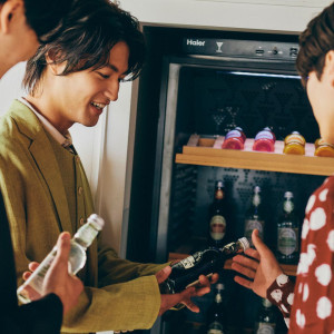 冷蔵庫からゲストがドリンクを取り好きなドリンクを楽しめる|UNWEDDING　中之島の写真(52410082)