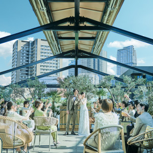 開放感ある水上テラスでゲストの笑顔に囲まれた温かいセレモニー|UNWEDDING 中之島の写真(55480118)