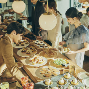 彩り豊かなデザートを愉しみつつ、ゲストもふたりもリラックスできる時間|UNWEDDING　中之島の写真(55481531)