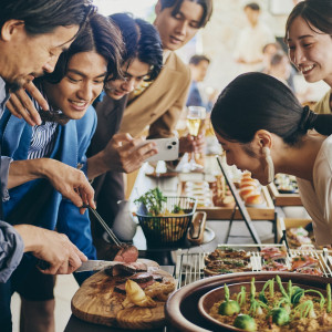 華やかな料理に会話も弾みます|UNWEDDING　中之島の写真(55480713)