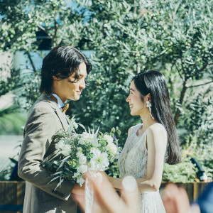 誓いの言葉はパーティの中盤に。緊張しない人前式スタイル|UNWEDDING 中之島の写真(55480116)