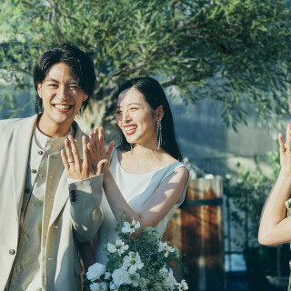 挙式は水上テラスでゲストの前で誓う人前式。少人数だからこそアットホームな挙式が叶います。