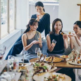着席ブッフェにてお料理・ドリンク・会話を2時間楽しめます