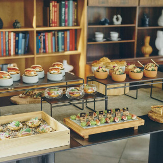 お料理はゲストが好きなタイミングで好きなものを好きなだけ食べられるブッフェ料理。