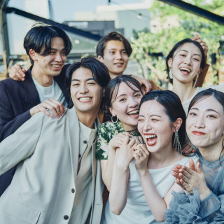 ゲストと同じ目線で会話と写真を楽しむ。ホームパーティ以上披露宴未満の結婚式です。