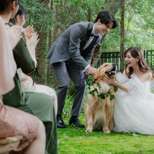 【ガーデン】大切な家族の一員であるワンちゃんと一緒に迎える特別な結婚式。挙式でのリングドッグやガーデン・披露宴会場でのフォトタイムなど、ふたりらしい演出が叶います|アネーリ大宮（旧：ヴィラ・デ・マリアージュさいたま）の写真(52898216)