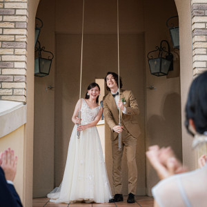 【街並み人前式】二人の幸せな笑顔とともに、祝福の鐘の音が南仏の街に高らかに響き渡る。ゲストの温かい拍手が二人を包み込む|アネーリ大宮（旧：ヴィラ・デ・マリアージュさいたま）の写真(55281642)