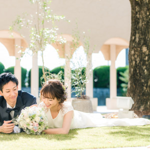 【南フランスの街並み】やわらかな陽射しと緑に包まれて、ふたりらしい結婚式をナチュラルに。芝生に寝転ぶ幸せ。自然と笑顔がこぼれる、ふたりらしいウエディング|アネーリ大宮（旧：ヴィラ・デ・マリアージュさいたま）の写真(52467521)