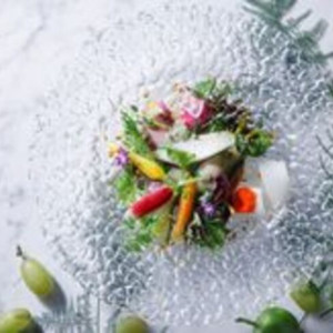 【料理】まるでアートのように美しく彩られた料理は、テーブルを華やかに演出。見ても味わっても心に味はもちろん、見た目も香りも楽しめる至極の一皿。特別な日を彩る、おもてなしを|アネーリ大宮（旧：ヴィラ・デ・マリアージュさいたま）の写真(54413759)
