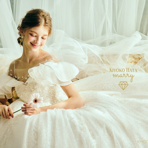 【ドレス】KYOKO HATAらしい、夢の世界から抜け出たようなプリンセスドレス。繊細な上品グリッターがきらめくスカートに、雲のように軽やかなラッフルスリーブが幻想的|アネーリ大宮（旧：ヴィラ・デ・マリアージュさいたま）の写真(54222522)
